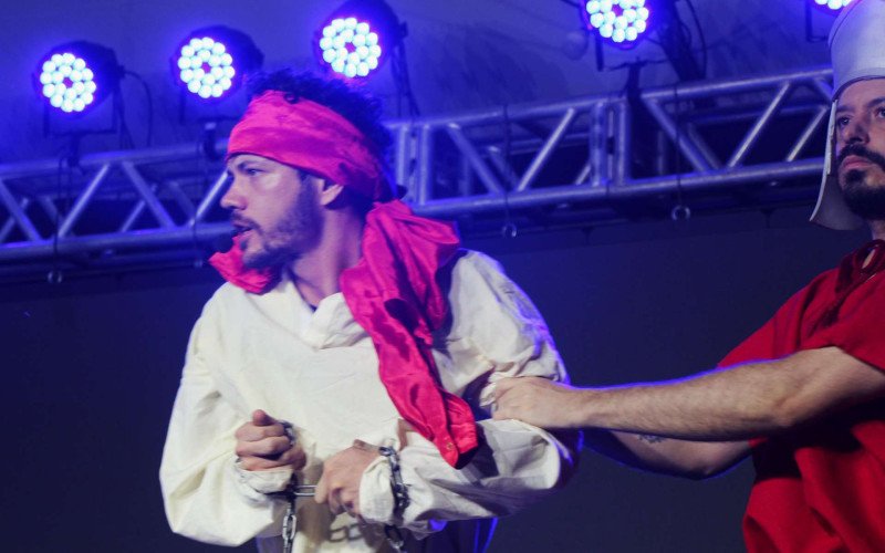 Paixão de Cristo reúne público na Páscoa das Rosas em Sapiranga

