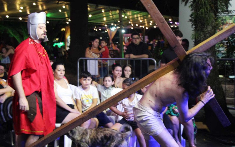 Cachorro invade encenação e defende Jesus na Paixão de Cristo em Sapiranga
