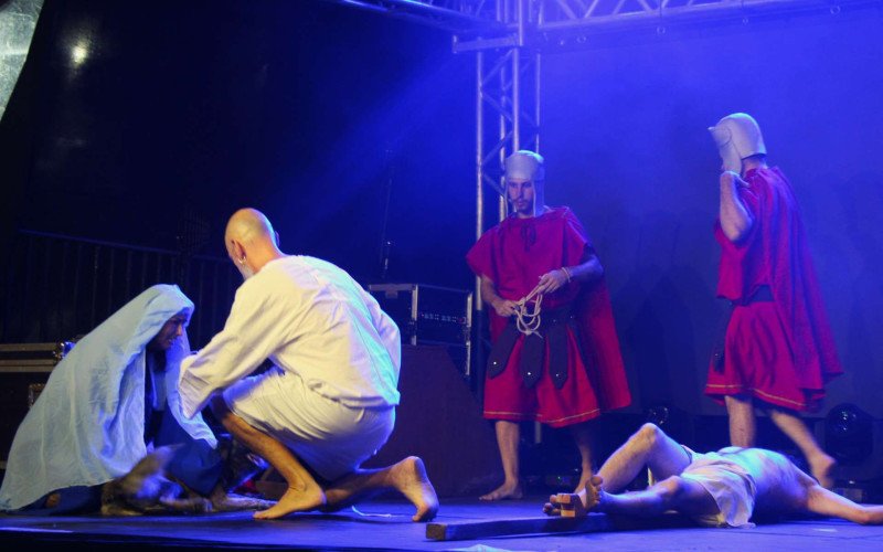 Cachorro invade encenação e defende Jesus na Paixão de Cristo em Sapiranga
