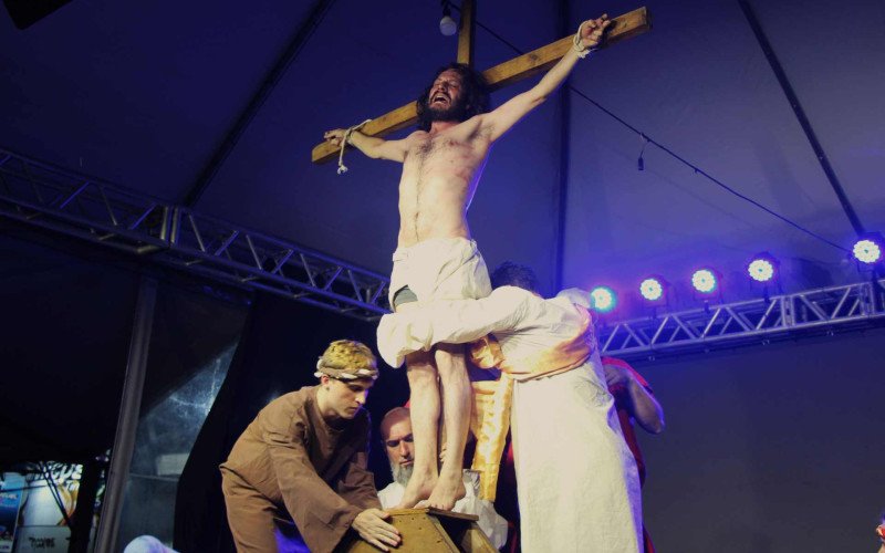 Jesus é crucificado em A Paixão de Cristo