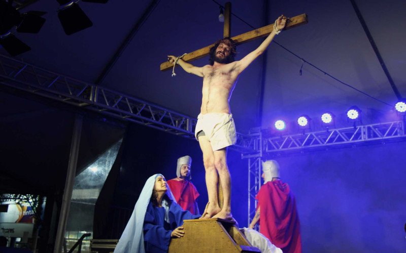 Jesus é crucificado em A Paixão de Cristo