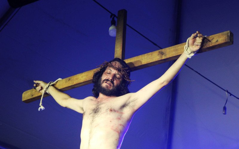 Jesus é crucificado em A Paixão de Cristo