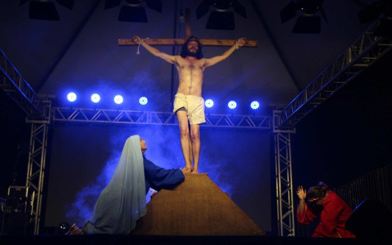 Jesus é crucificado em A Paixão de Cristo