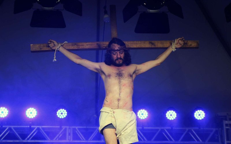 Jesus é crucificado em A Paixão de Cristo
