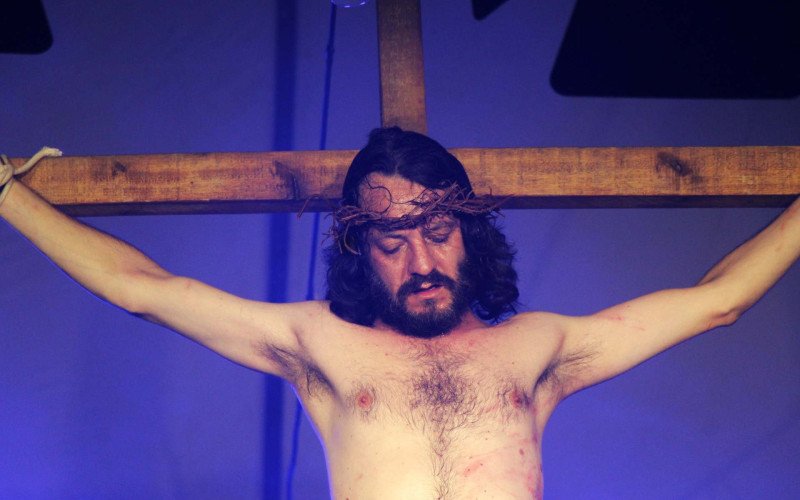 Jesus é crucificado em A Paixão de Cristo