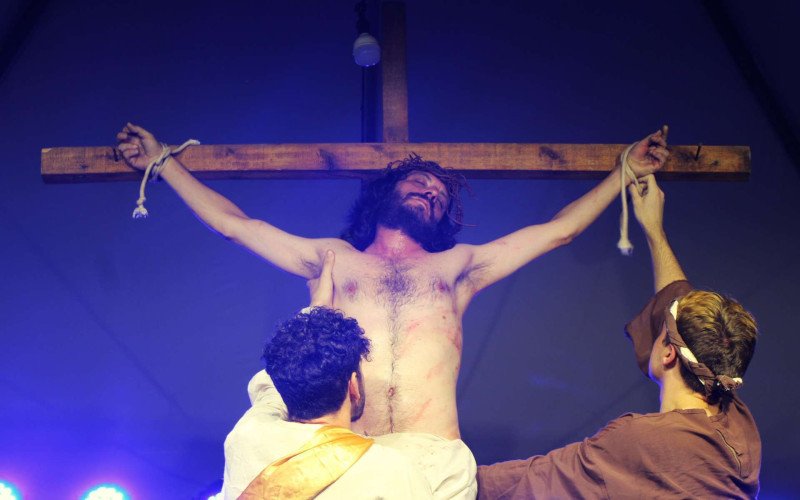 Jesus é crucificado em A Paixão de Cristo