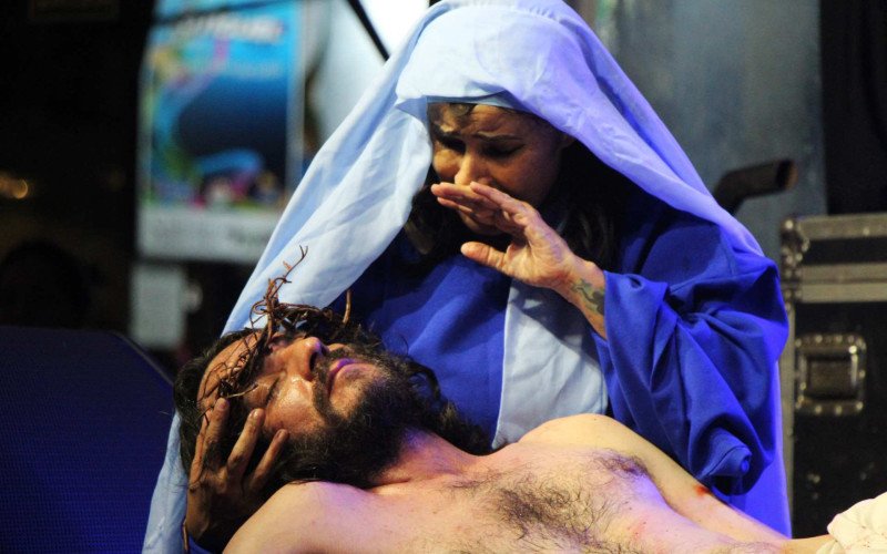Maria chora sobre o corpo de Cristo