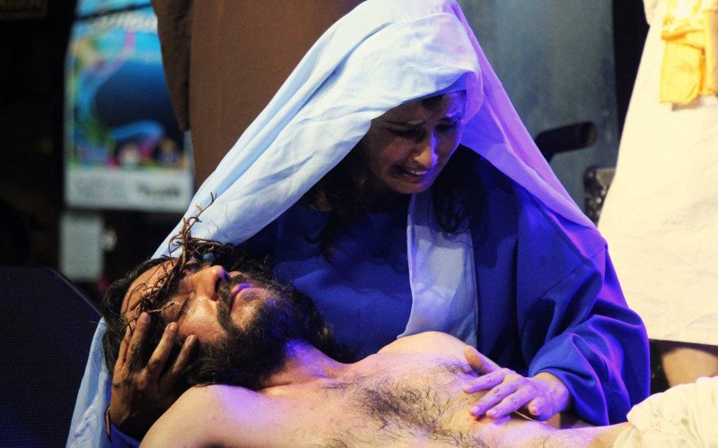 Maria chora sobre o corpo de Cristo