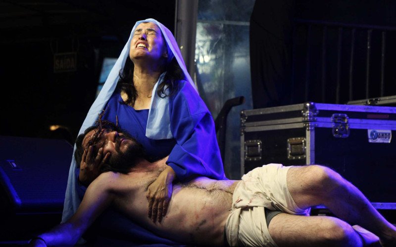 Maria chora sobre o corpo de Cristo | abc+