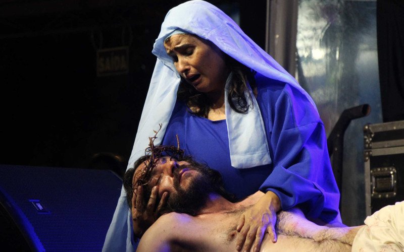 Maria chora sobre o corpo de Cristo