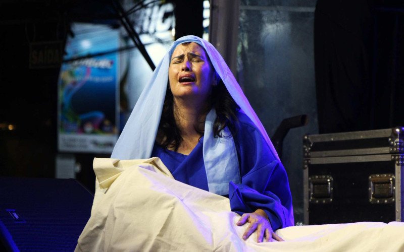 Maria chora sobre o corpo de Cristo