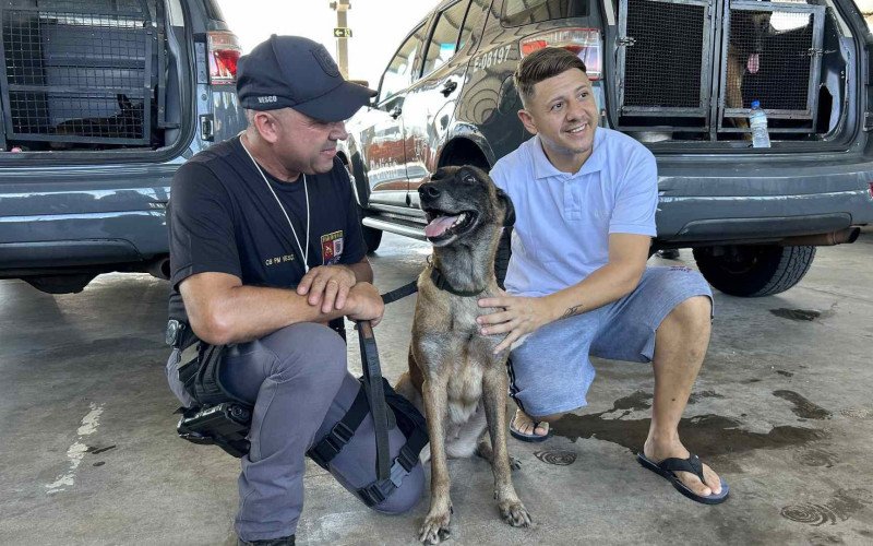 Cabo Vesco, da PM de São Paulo, ao lado da cadela Kira, posa para fotos com público