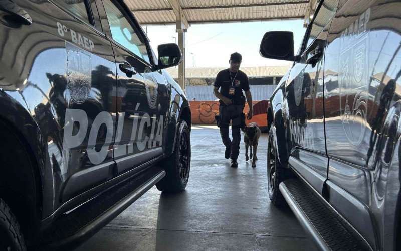 Cabo Vesco, da PM de São Paulo, ao lado da cadela Kira, é bicampeão sul-americano de cães de trabalho