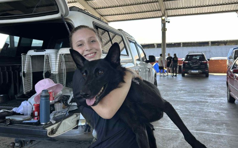 Catarina Beltrame Vieira, a mais jovem competidora no torneio de Sapiranga, com a cadela Fúria Negra, da raça pastor belga malinois black