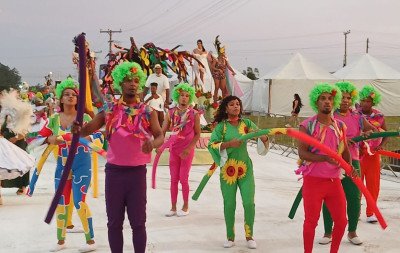 Alegria contagia o desfile de carnaval no Assis Brasil