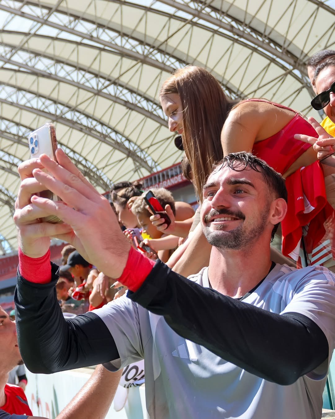 Goleiro Anthoni tirou foto com fãs após o treino