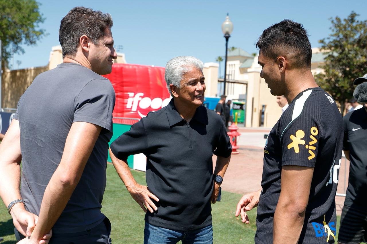 Edmílson, Bebeto e Casemiro conversam durante treino