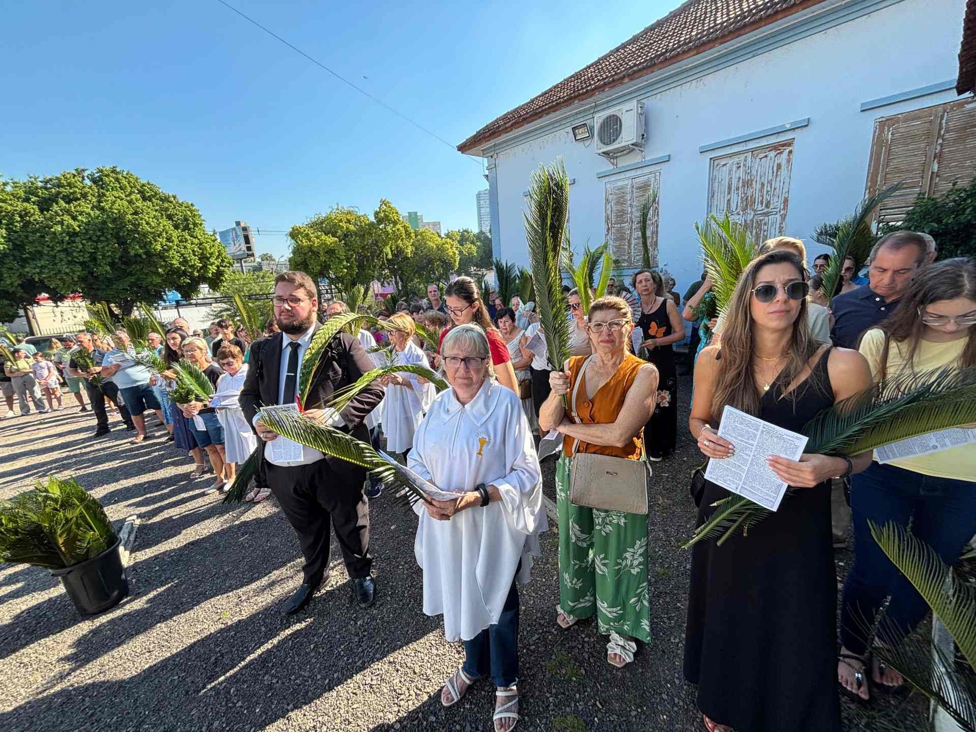 Público levou ramos para a bênção neste domingo