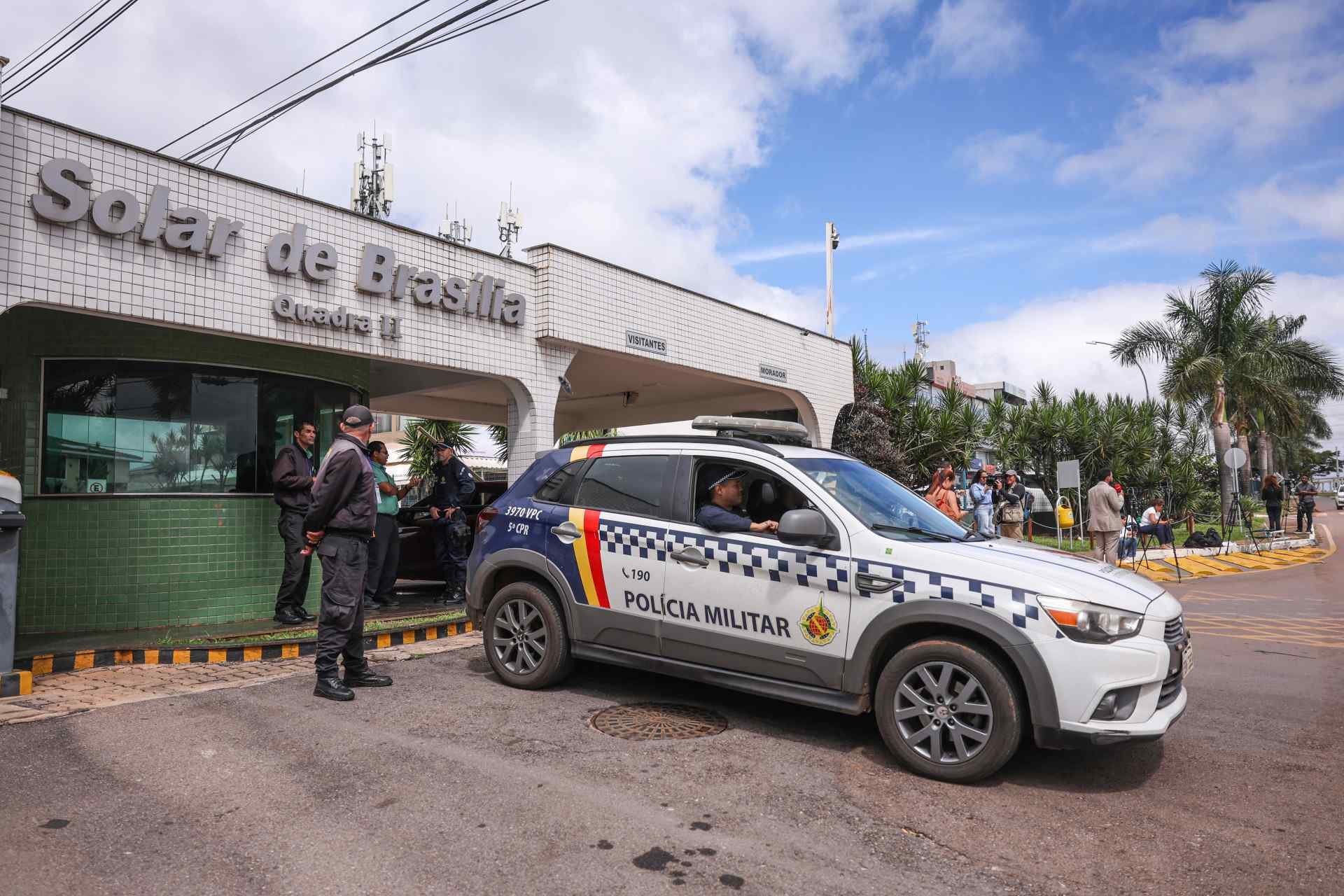 Policiais militares fazem guarda na entrada do condomínio onde Jair Bolsonaro cumpre 90 dias de prisão domiciliar