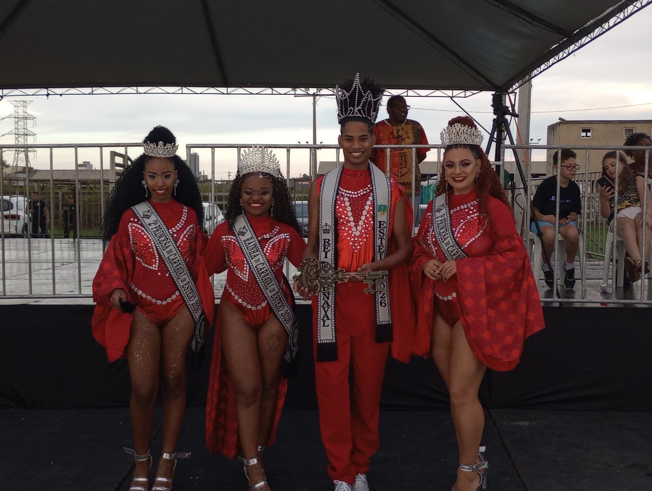 A corte do carnaval 2026 de Esteio recebendo a chave da cidade 