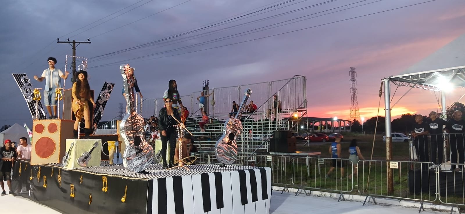 A escola de samba Acadêmicos de Esteio foi a primeira a desfilar no carnaval 2026 de Esteio 