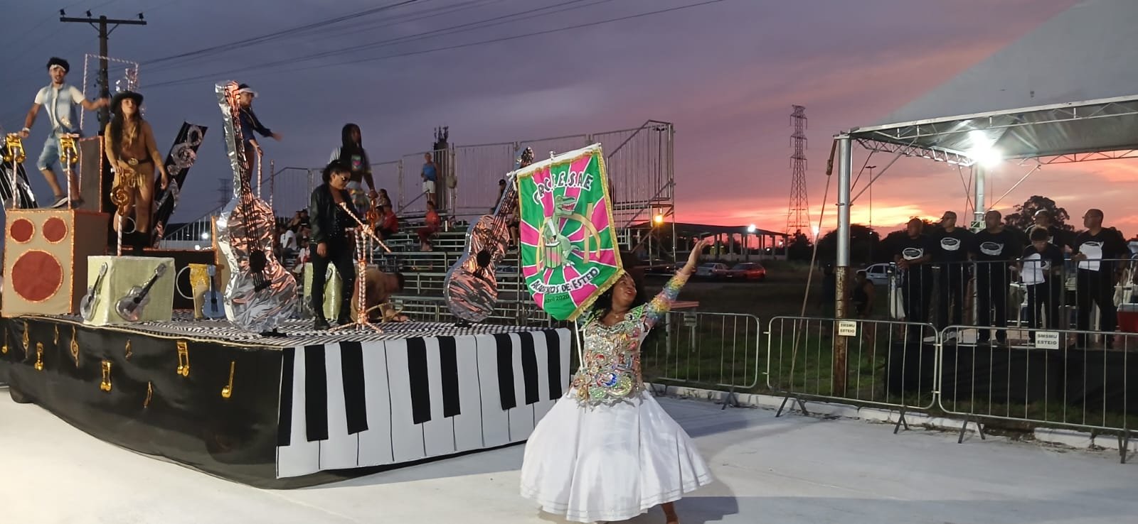 A escola de samba Acadêmicos de Esteio foi a primeira a desfilar no carnaval 2026 de Esteio 