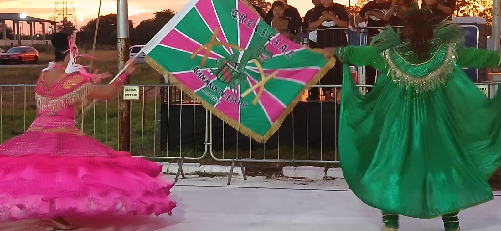 A escola de samba Acadêmicos de Esteio foi a primeira a desfilar no carnaval 2026 de Esteio 