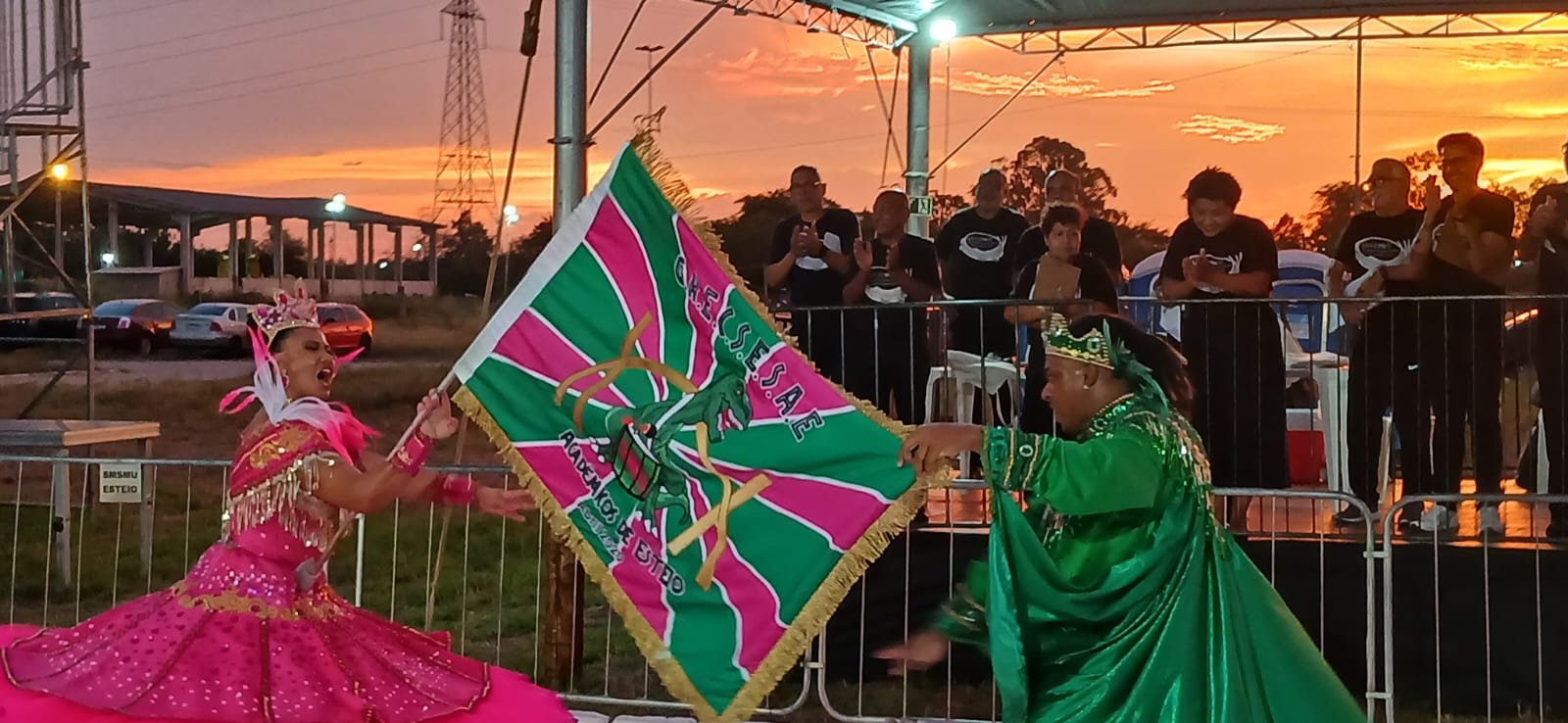 A escola de samba Acadêmicos de Esteio foi a primeira a desfilar no carnaval 2026 de Esteio 