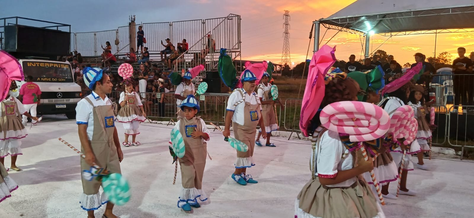 A escola de samba Acadêmicos de Esteio foi a primeira a desfilar no carnaval 2026 de Esteio 