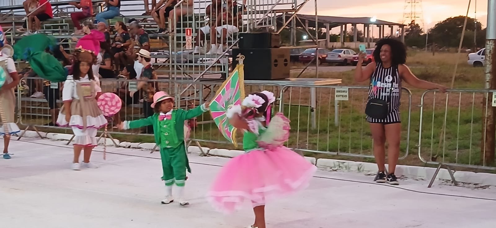 A escola de samba Acadêmicos de Esteio foi a primeira a desfilar no carnaval 2026 de Esteio 