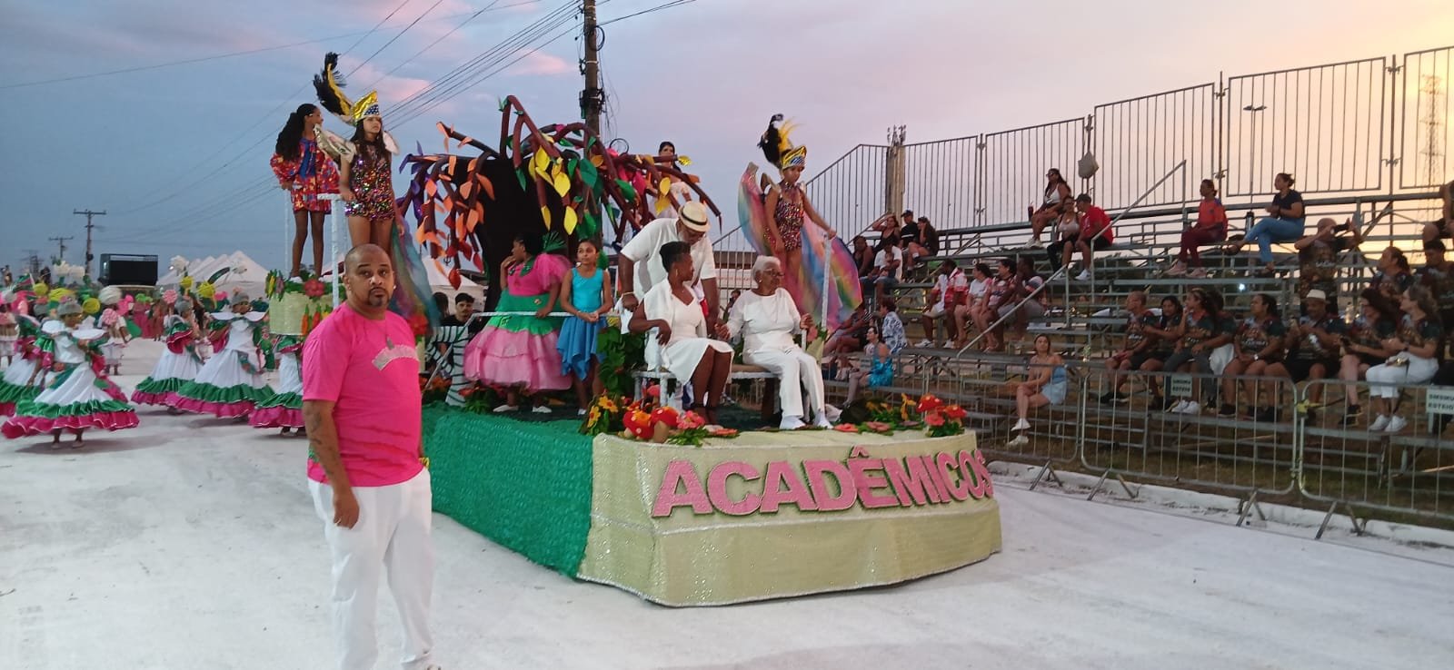 A escola de samba Acadêmicos de Esteio foi a primeira a desfilar no carnaval 2026 de Esteio 