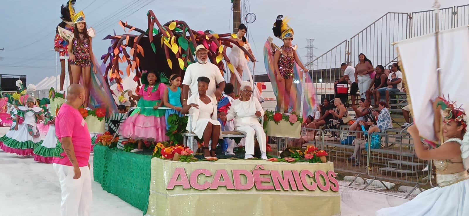 A escola de samba Acadêmicos de Esteio foi a primeira a desfilar no carnaval 2026 de Esteio 