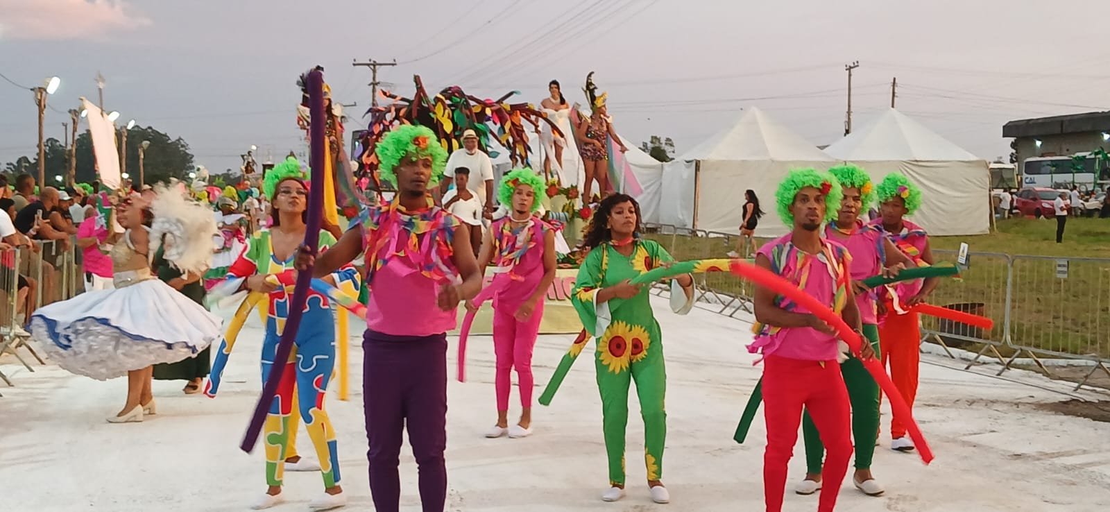A escola de samba Acadêmicos de Esteio foi a primeira a desfilar no carnaval 2026 de Esteio 