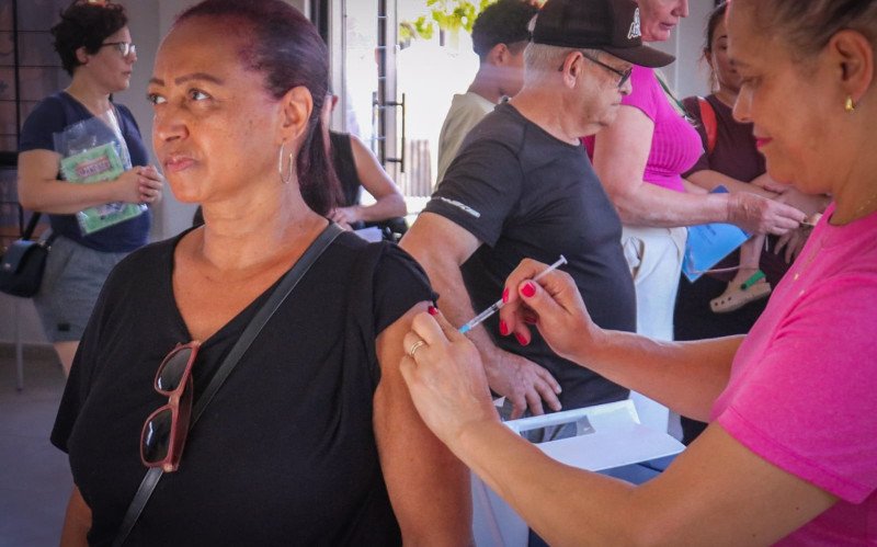 Mais de 1,2 mil pessoas são vacinadas contra gripe no primeiro dia de campanha, em Sapucaia do Sul
