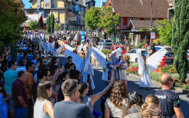 Mais de três mil pessoas acompanharam a Procissão de Ramos em Gramado