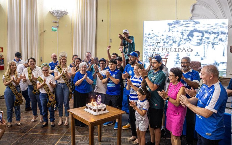 Torcedores do Aimoré celebrando o 90º aniversário do clube | abc+