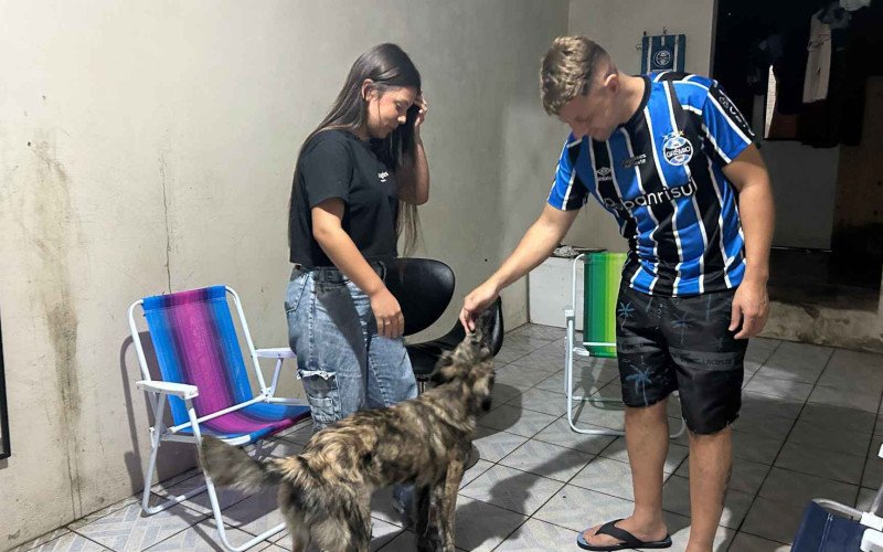 Eliseu e a filha mais velha, Tauane Carvalho, brincam com o pet | abc+
