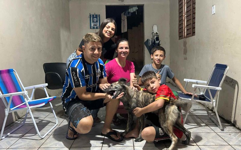 Eliseu, Tauane, Ana (mãe), Everson e Davi, juntos da nova membra da família | abc+