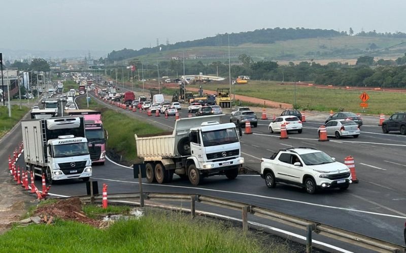 BR-116: Obra de túnel de acesso a empreendimento bilionário gera desvio no trânsito e causa lentidão em Novo Hamburgo