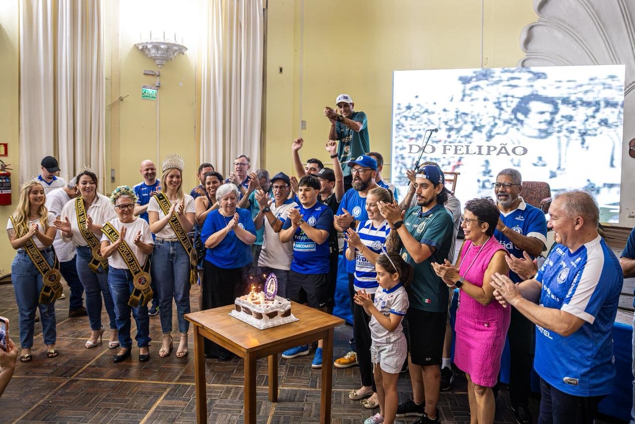 Aimor&eacute; celebra 90 anos com an&uacute;ncio de t&eacute;cnico, uniforme e homenagens