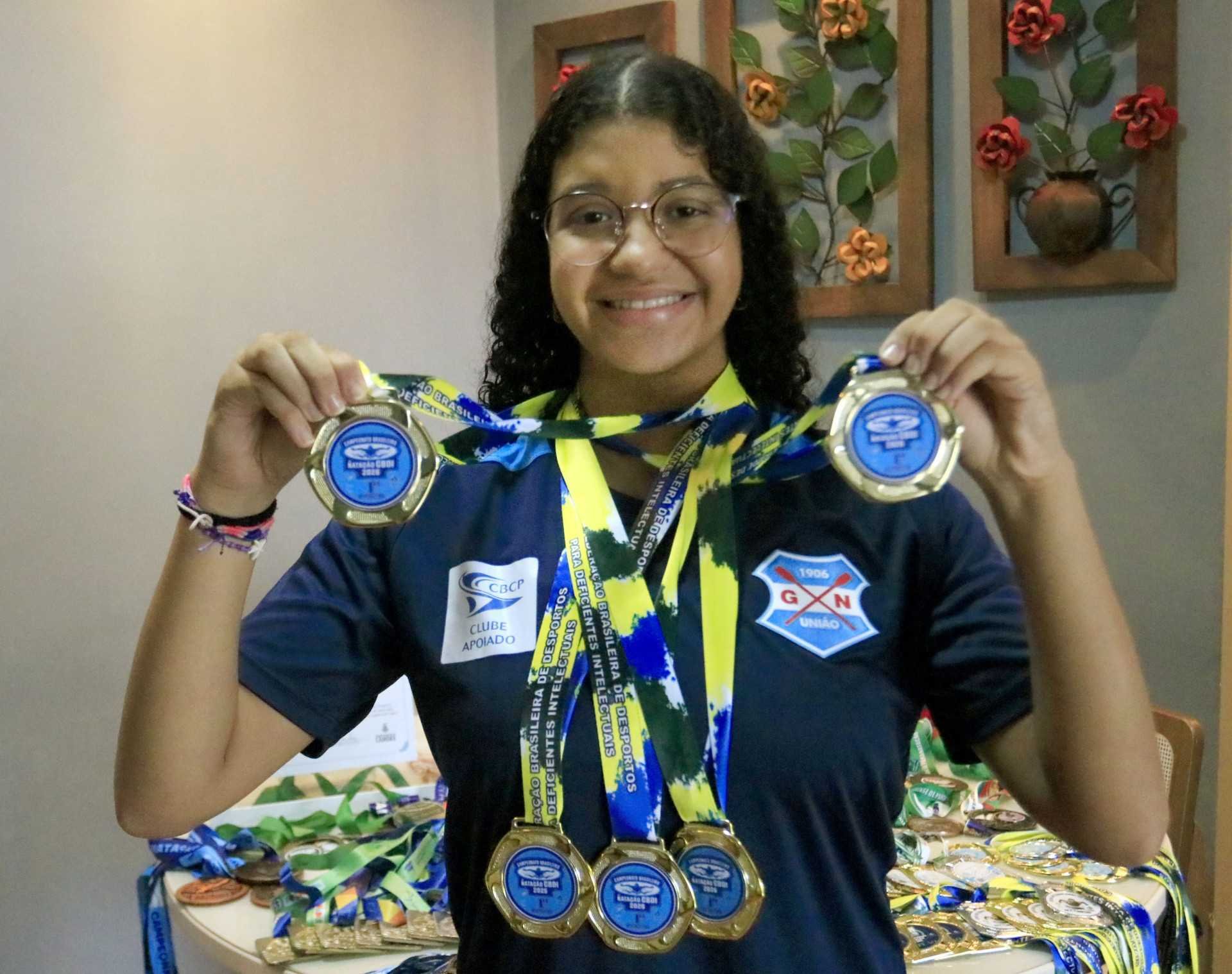 Com o dedo quebrado, Yasmin Carvalho conquista cinco medalhas de ouro no Campeonato Brasileiro de Natação CBDI