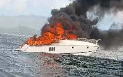 VÍDEO: Embarcação pega fogo e naufraga em praia de Santa Catarina
