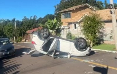Carro capota após colisão em cruzamento de Ivoti
