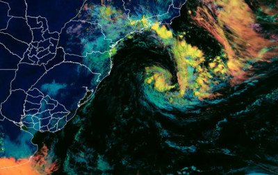 Saiba como ciclone de trajetória e estrutura atípicas deve impactar o RS