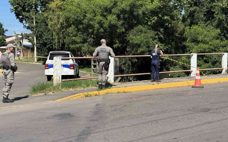 Homem teria tido um mal súbito ao se aproximar da ponte e caÃdo na água | abc+
