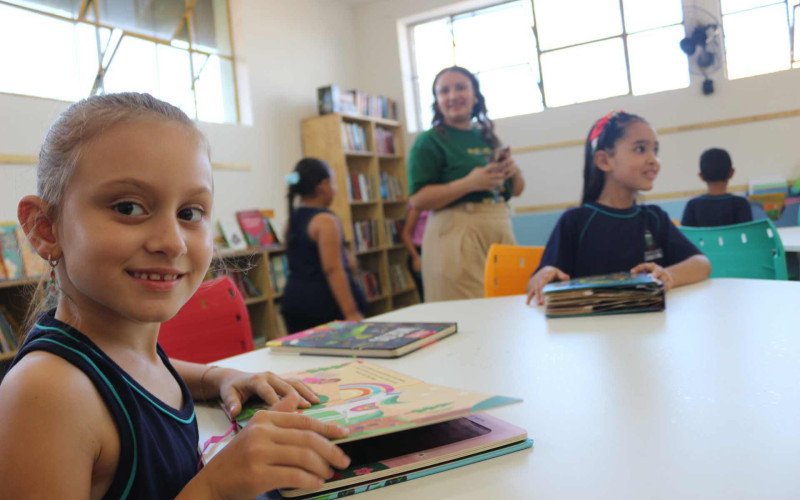 Livros diversos atraíram a atenção dos estudantes após a abertura da biblioteca | abc+