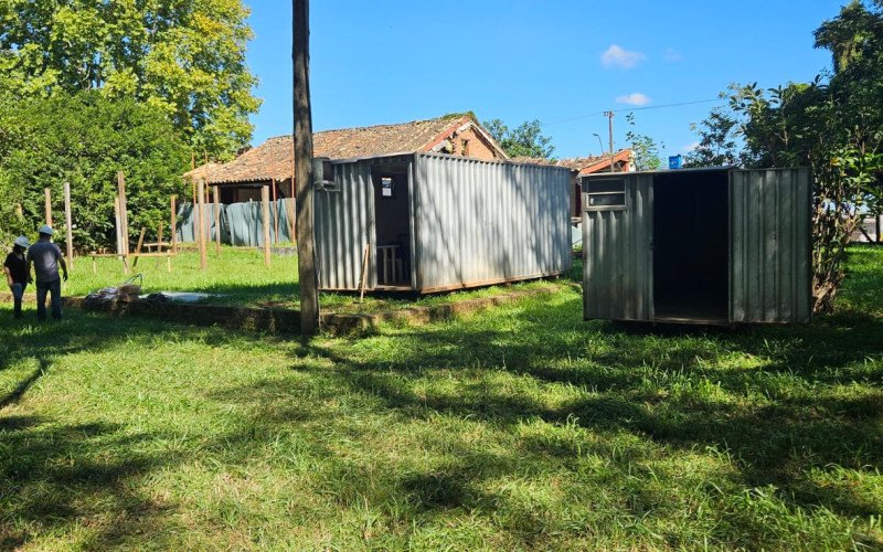 Contêineres foram instalados no pátio da Casa do Imigrante para depois iniciar as obras 