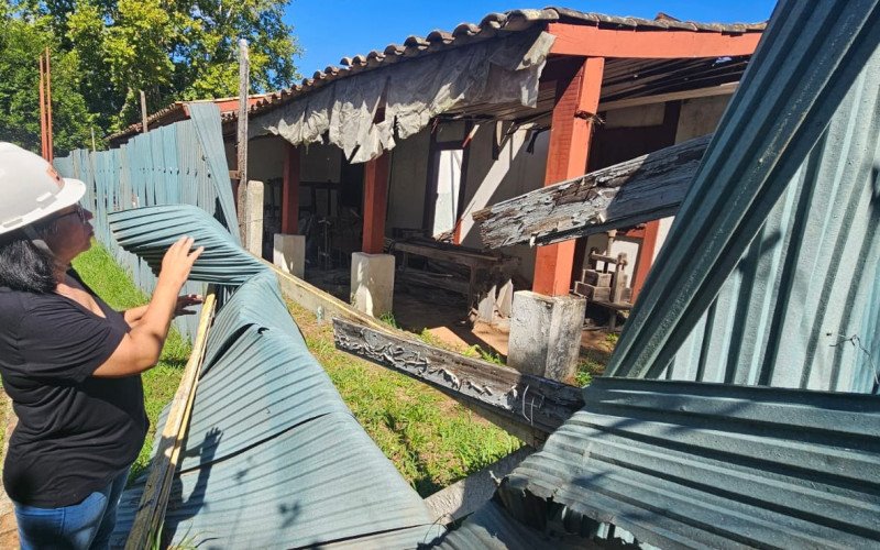 Início das obras na Casa do Imigrante - arquiteta Angela mostra área da casa