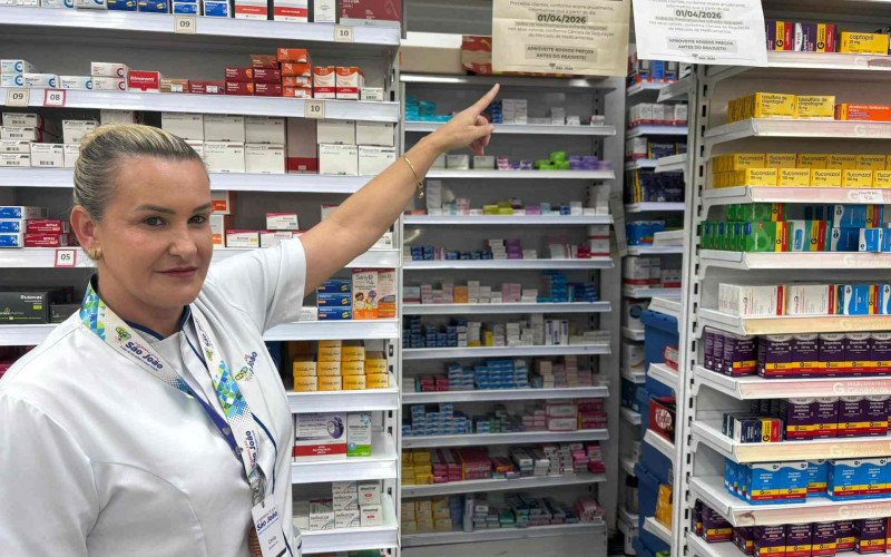 Na farm&aacute;cia onde C&eacute;lia &eacute; gerente, j&aacute; tem avisos incentivando que os clientes comprem antes do aumento