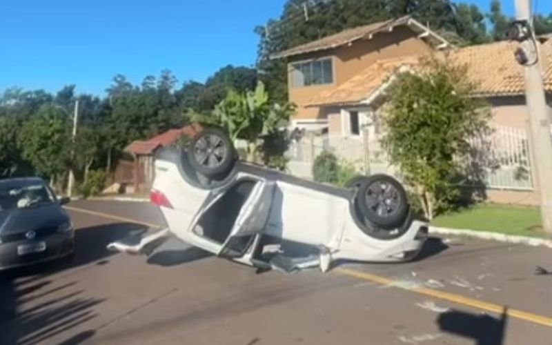 Carro capota após colisão em cruzamento de Ivoti